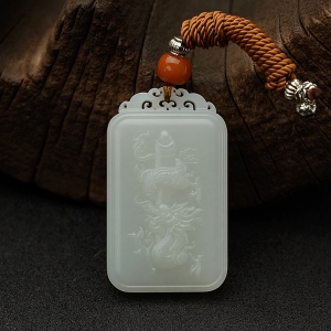 新疆和田白玉山料盘龙吊坠