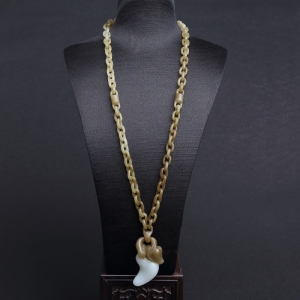 俏色和田玉山料辣椒项链