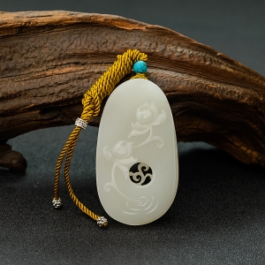 新疆和田白玉籽料镂雕莲花吊坠