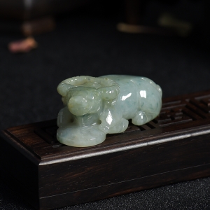 糯种飘蓝花翡翠牛吊坠