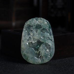 冰糯种飘蓝花翡翠龙牌吊坠