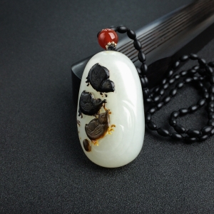 山料俏色和田玉位及三公吊坠