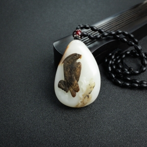 山料俏色和田玉雄鹰吊坠