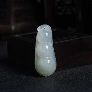 糯种白色翡翠连中三元吊坠