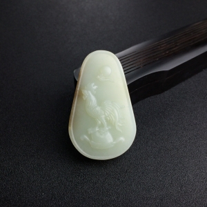 山料俏色和田玉冠上加冕吊坠