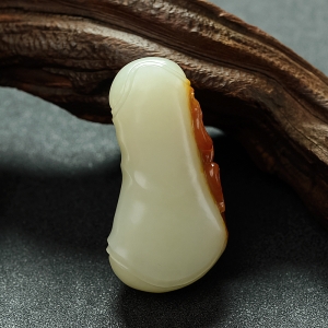 俄料俏色和田玉山料竹节吊坠