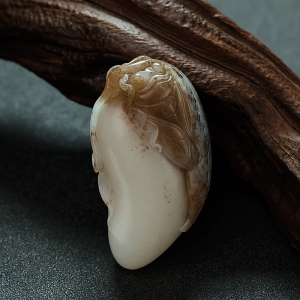 俄料俏色和田玉山料一鸣惊人吊坠