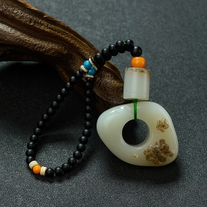 俄料俏色和田玉山料蝶恋花吊坠