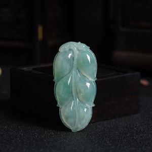 糯冰种浅绿翡翠叶子吊坠