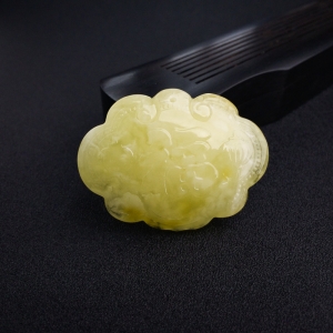 俏色白花蜜如意平安锁吊坠