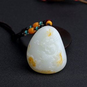 山料俏色和田玉龙吊坠