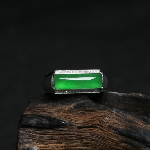 18K金镶钻冰糯种翠绿翡翠戒指