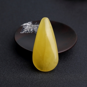 鸡油黄蜜蜡随形吊坠