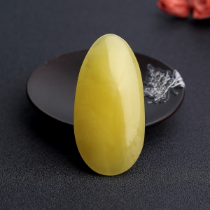 鸡油黄蜜蜡随形吊坠