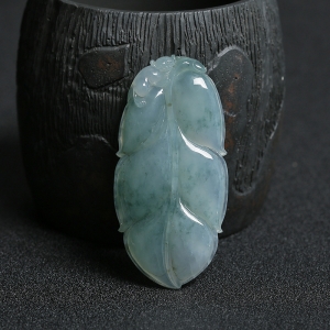 糯冰种飘花翡翠叶子吊坠