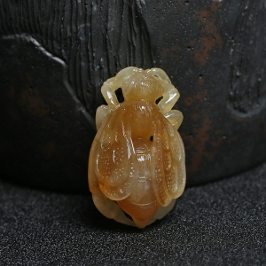 糯种俏色黄翡蝉吊坠