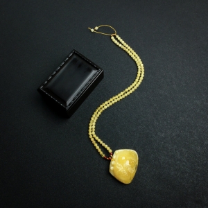 鸡油黄蜜蜡连年有余项链