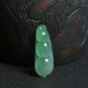 糯种阳绿翡翠连中三元吊坠