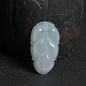 糯种浅绿翡翠金枝玉叶吊坠