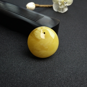 鸡油黄蜜蜡平安扣吊坠