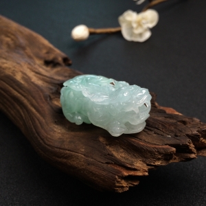糯种浅绿翡翠貔貅吊坠