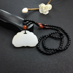 山料和田白玉平安锁吊坠