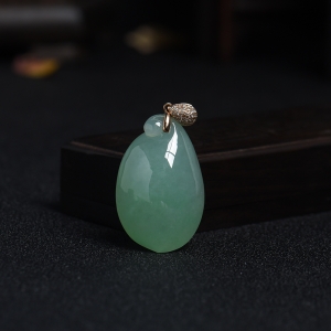 冰糯种浅绿翡翠福瓜吊坠