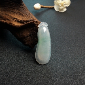 糯冰种飘花翡翠福瓜吊坠