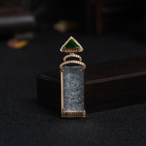 18K金镶钻冰糯种无色翡翠无事牌吊坠