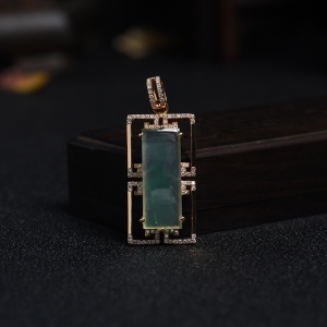 冰糯种飘绿花翡翠无事牌吊坠