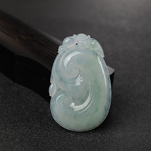 糯种浅绿翡翠如意吊坠