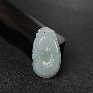 糯种浅绿翡翠如意吊坠