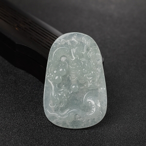 糯种浅绿翡翠龙牌吊坠