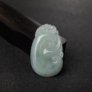 糯种浅绿翡翠如意吊坠