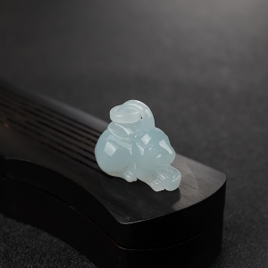 糯种浅绿翡翠兔子吊坠