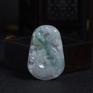 糯冰种俏色翡翠龙牌吊坠