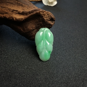 糯种浅绿翡翠叶子吊坠