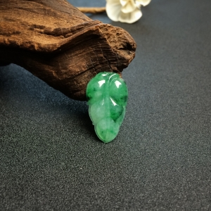 糯种飘花翡翠叶子吊坠
