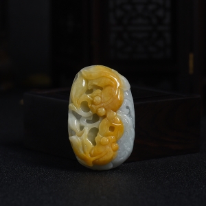 糯种俏色翡翠连年有余吊坠