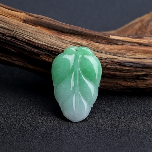 糯种飘翠翡翠叶子吊坠