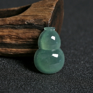 冰糯种深绿翡翠葫芦吊坠