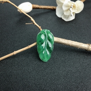 糯种飘花翡翠叶子吊坠