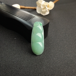 糯种浅绿翡翠福豆吊坠