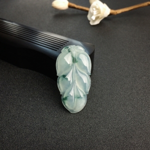 糯冰种飘花翡翠叶子吊坠