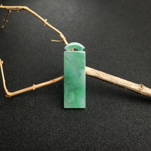 糯种飘花翡翠无事牌吊坠