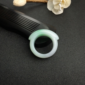 糯种浅绿翡翠戒指