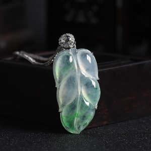 18K金镶糯冰种飘翠翡翠叶子吊坠