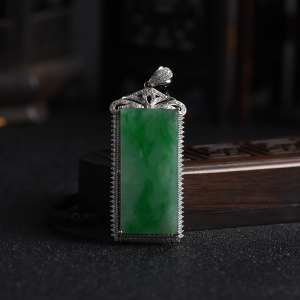 18K金镶钻糯种飘翠翡翠无事牌吊坠