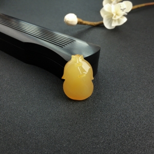 带皮鸡油黄蜜蜡衣服吊坠