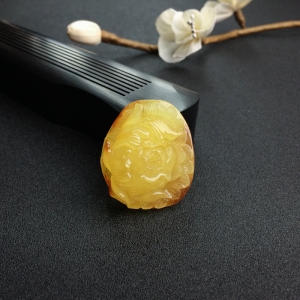 鸡油黄蜜蜡牡丹花吊坠